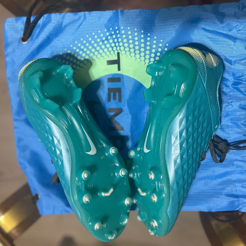 Soccer shoes